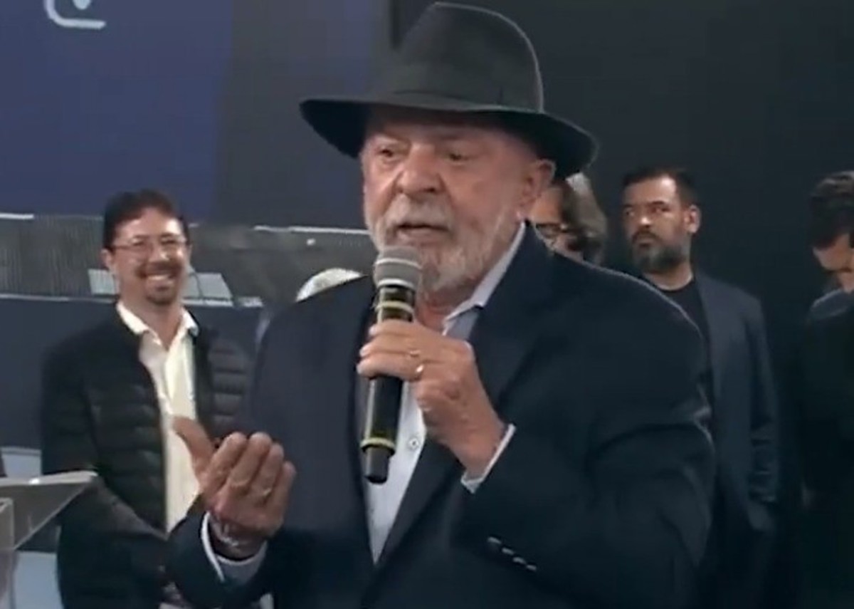 Lula diz que mulher vibrou por prótese do SUS: "beijando como nunca"
