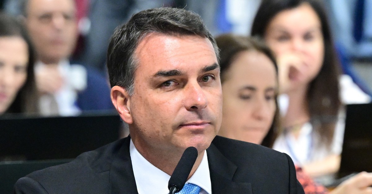 Flávio diz que Lula "está ficando meio Biden" e confirma ida aos EUA