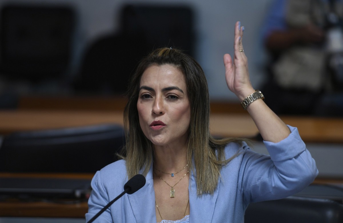 Soraya rebate Paulo Figueiredo sobre voto feminino: "defeca pela boca"