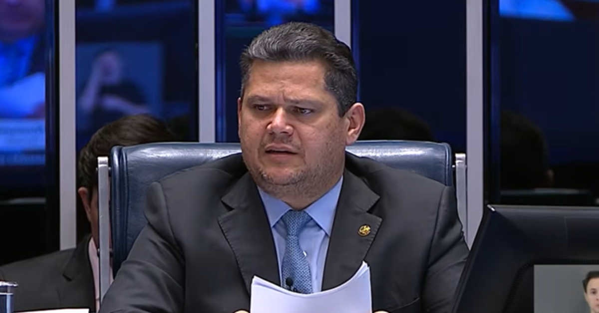 Alcolumbre sobre governo: "faz o mesmo que criticava em Bolsonaro"