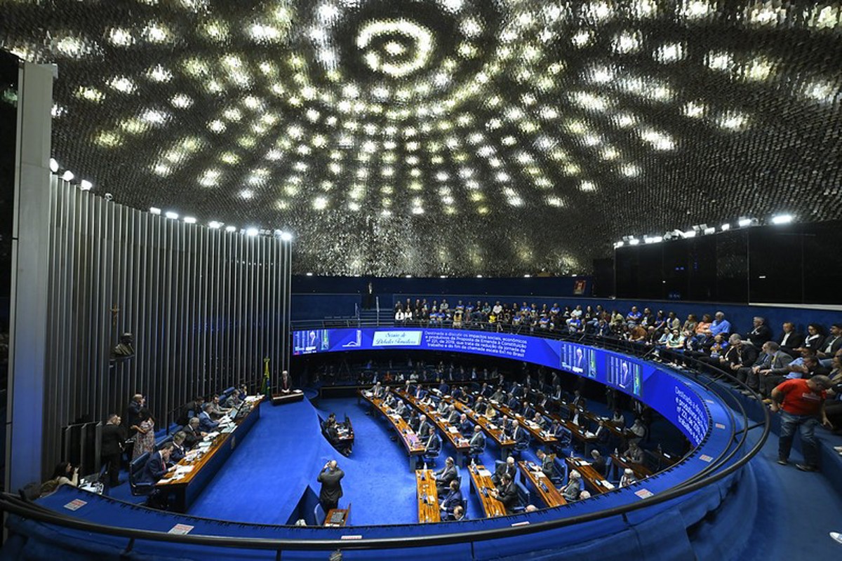 Fim da escala 6x1 opõe governo e centrais a empresários no Senado