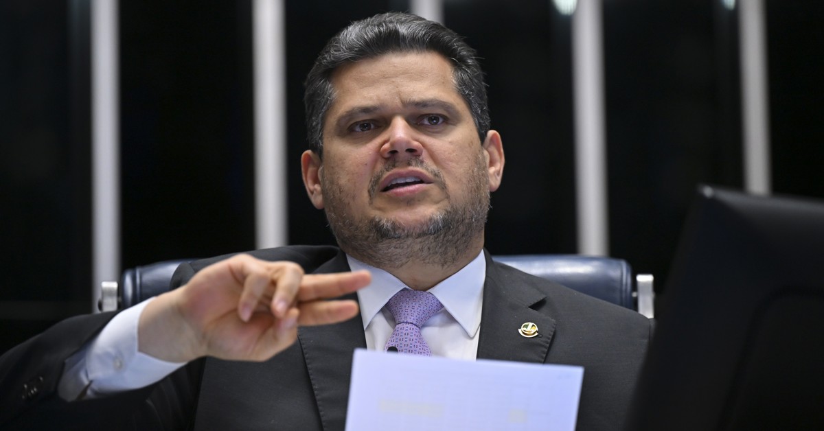 Após cobrança do PT sobre 6x1, Alcolumbre diz que não aceitará ameaças