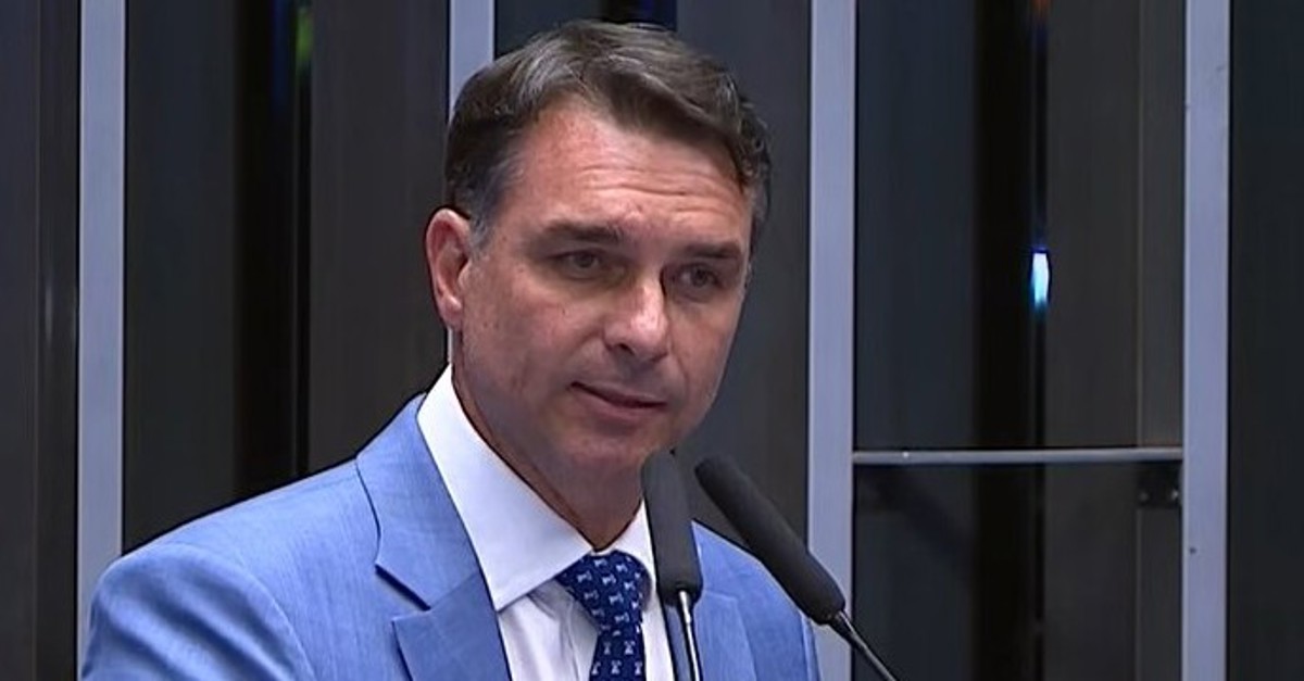 Flávio cobra impeachment de Moraes por conversas com Daniel Vorcaro