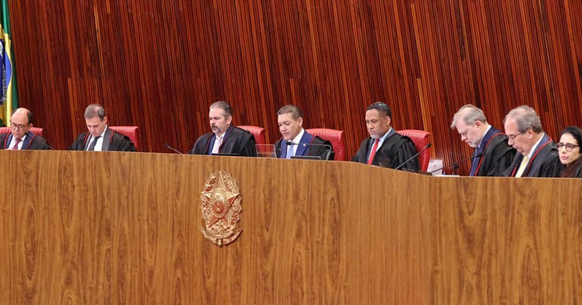TSE rejeita multa a Flávio Bolsonaro e define critério para deepfake