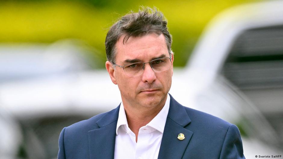 Flávio Bolsonaro é investigado no caso "Dark Horse"