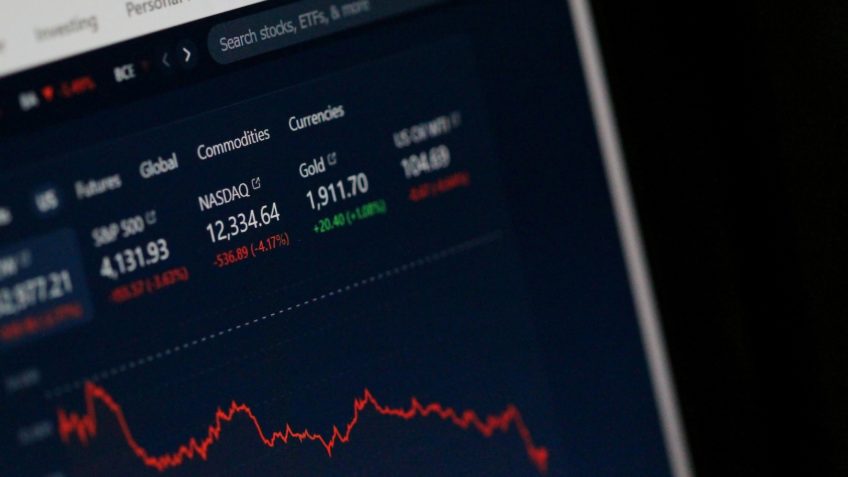 Receios com IA e juros nos EUA derrubam ações de tecnologia no mundo