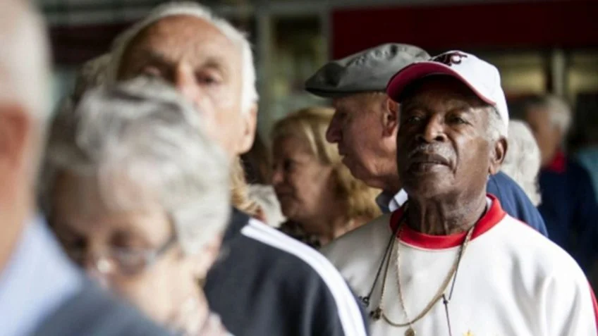 Idosos que dormem mais de 9 horas têm maior risco de perder mobilidade