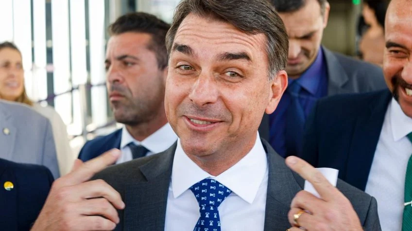 Na Argentina, Flávio promete aproximar Brasil de Israel se for eleito