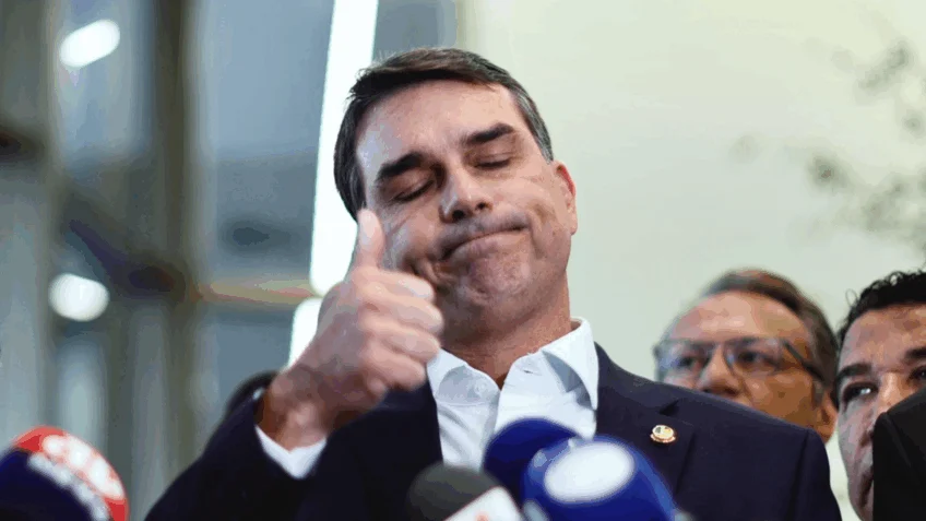 Mendonça manda remover posts que associam Flávio a Vorcaro e milícias