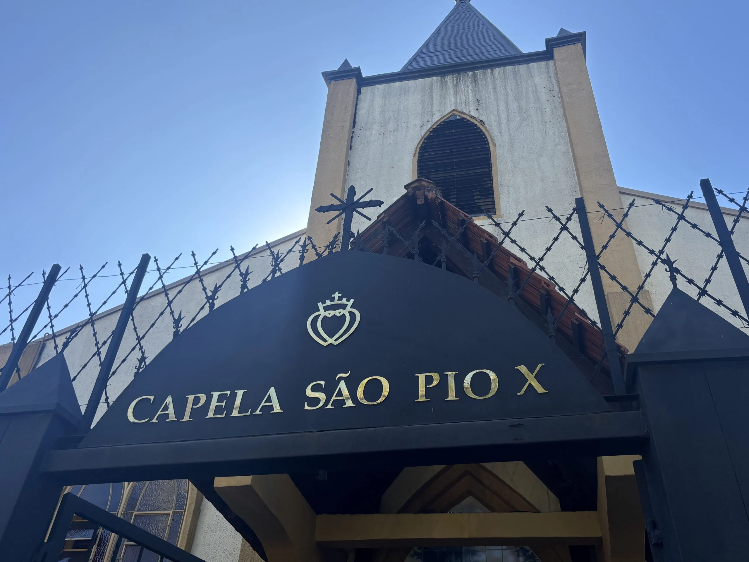 Igreja em disputa com Vaticano atrai fiéis em SP com missas em latim