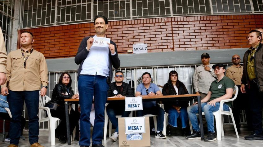 Cepeda aceita derrota e reconhece vitória de Espriella na Colômbia