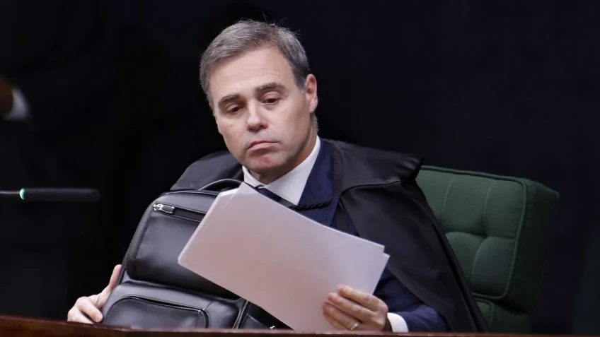 Mendonça suspende multas por riscos psicossociais no trabalho