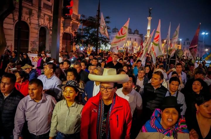 Sánchez lidera protestos e contesta vitória de Fujimori