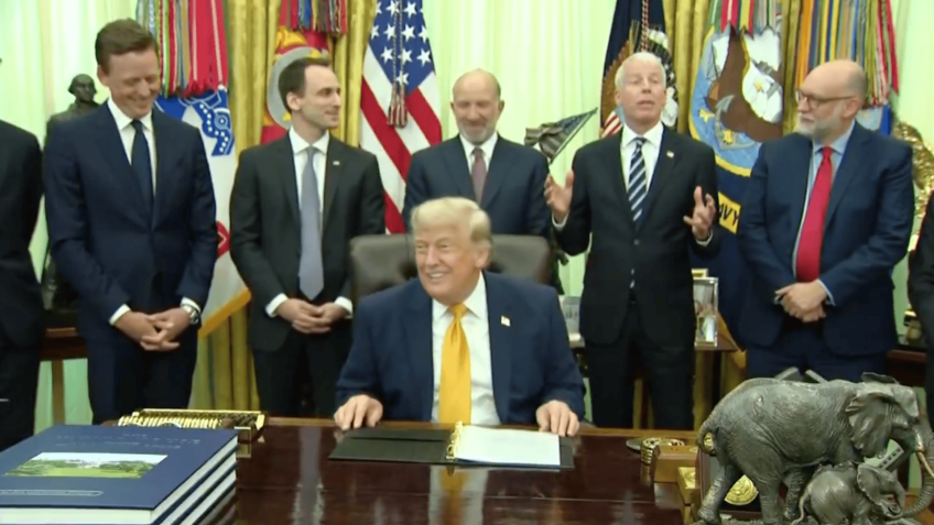 Trump ironiza secretário em cerimônia sobre computação quântica