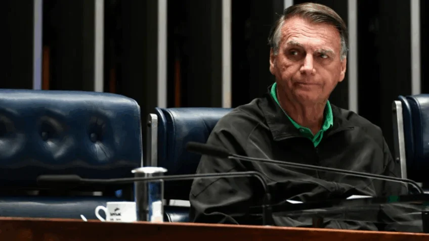 Defesa de Bolsonaro pede a Moraes prorrogação de prisão domiciliar