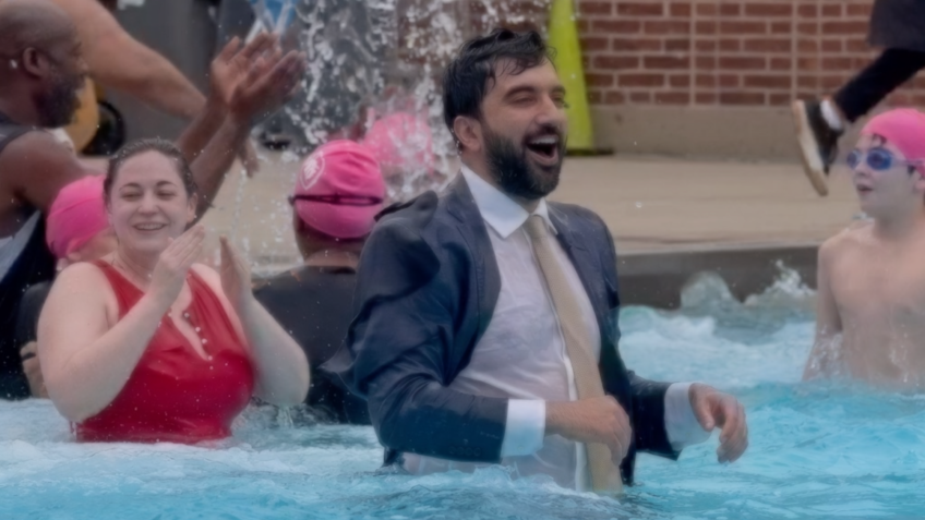 Prefeito de Nova York mergulha de terno em piscina pública; assista