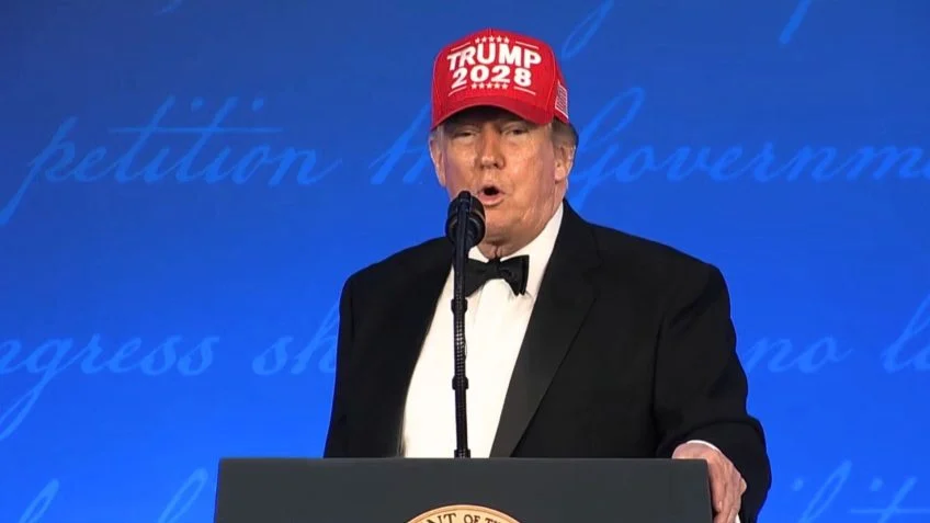 Trump fala em concorrer a novo mandato e veste boné de 2028