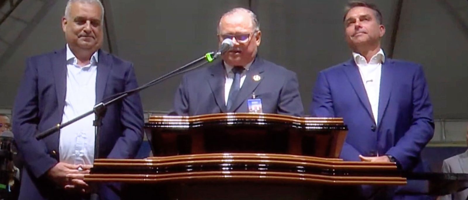 Pastor ora por Flávio e pede que Brasil “não caia nas garras do inimigo”
