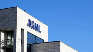 IA pressiona e ASML planeja ampliar a produção de máquinas para fabricar chips