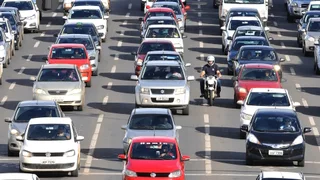 Você usaria? Projeto de lei quer criar a "luz do obrigado" para os carros