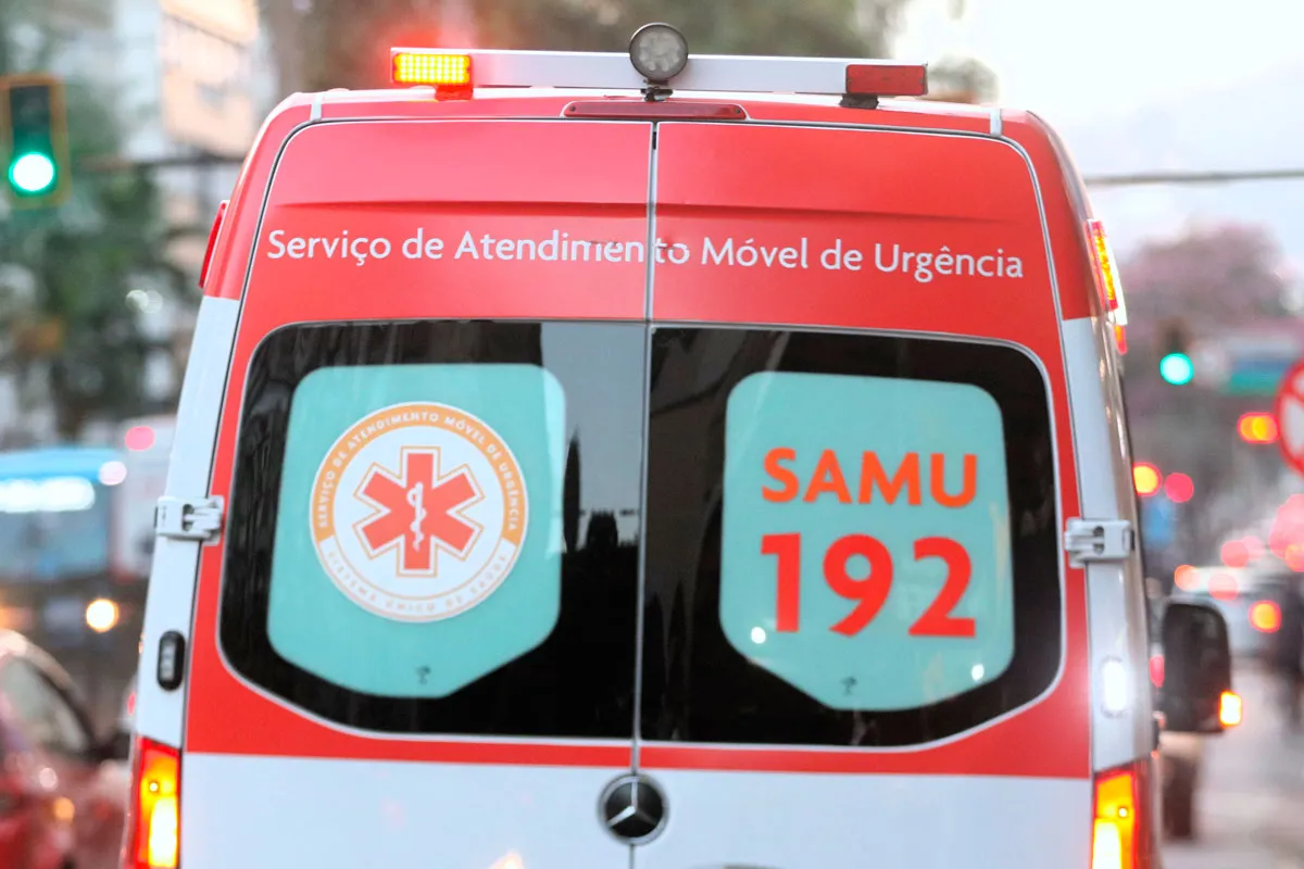 Mulher de 23 anos sofre traumatismo craniano após queda de cavalo em Lima Duarte