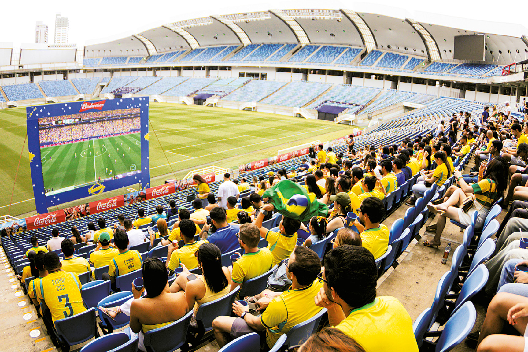 Torcida celebra vitória de viradae classificação do Brasil no Ginga