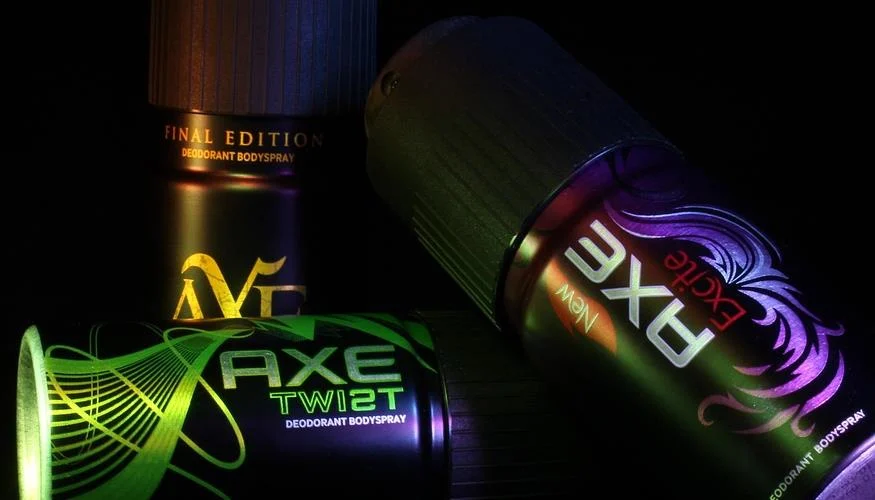 Axe resgata estética dos anos 2000 em campanha e relança fragrâncias clássicas