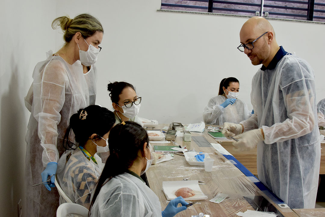 Pela primeira vez, Roraima recebe curso que capacita enfermeiros para realizar suturas simples