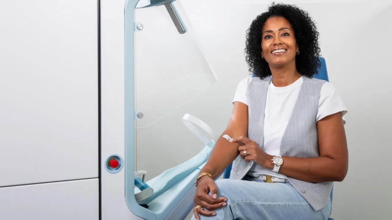 Robô Aletta usa infravermelho, ultrassom Doppler e IA para localizar veias, inserir a agulha e coletar sangue sozinho, acerta 94,5% das primeiras tentativas e permite que um profissional supervisione três máquinas