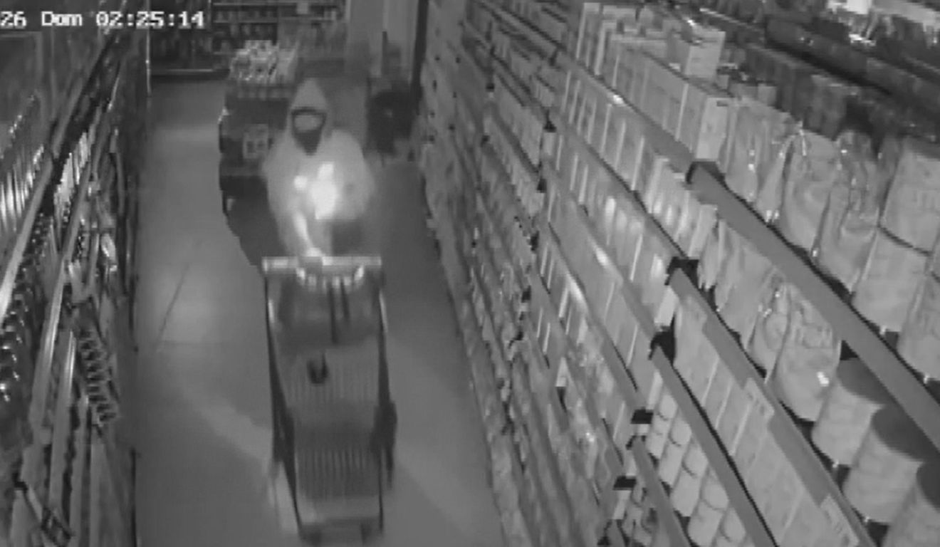 Picanha e uísque de R$ 250: vídeo flagra furto em supermercado de Vila Velha