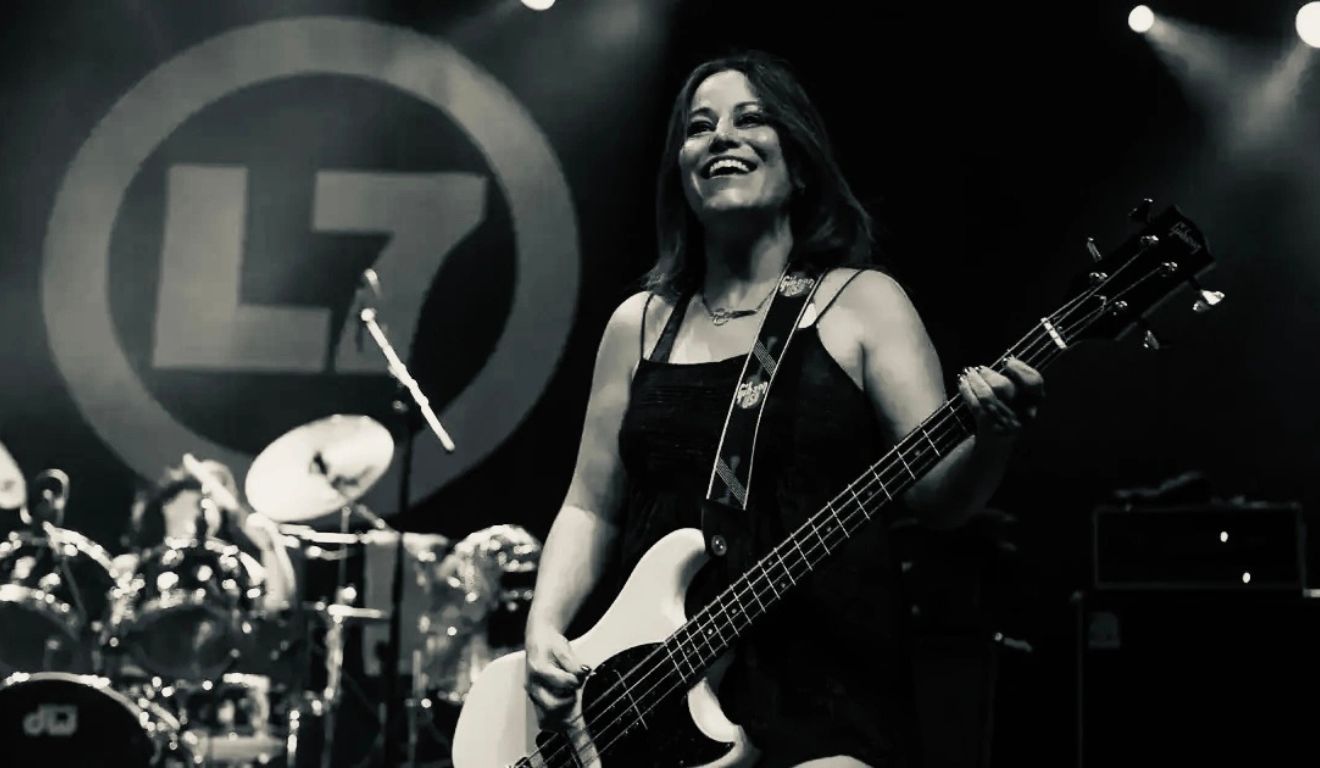 Jennifer Finch, baixista do L7, morre aos 59 anos