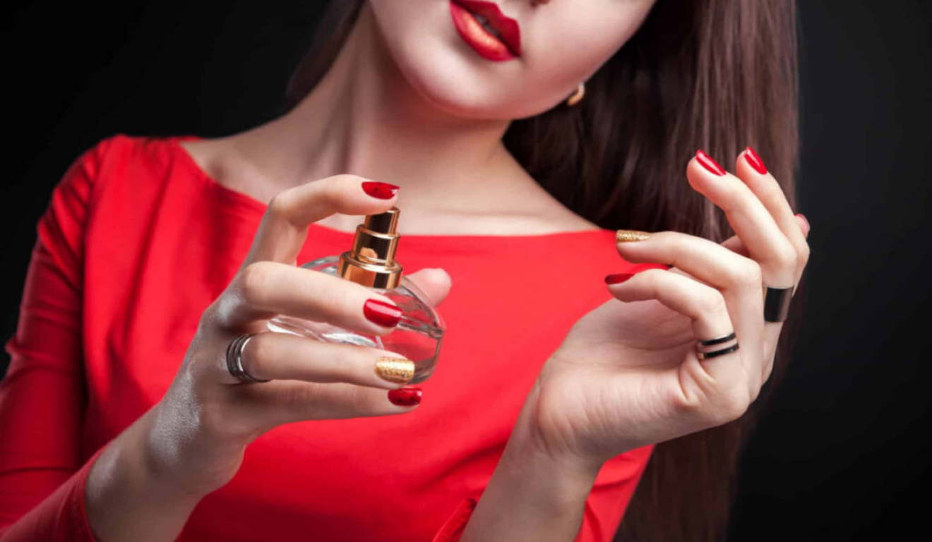 Passar hidratante antes do perfume faz o cheiro durar mais? O truque funciona, mas tem um detalhe
