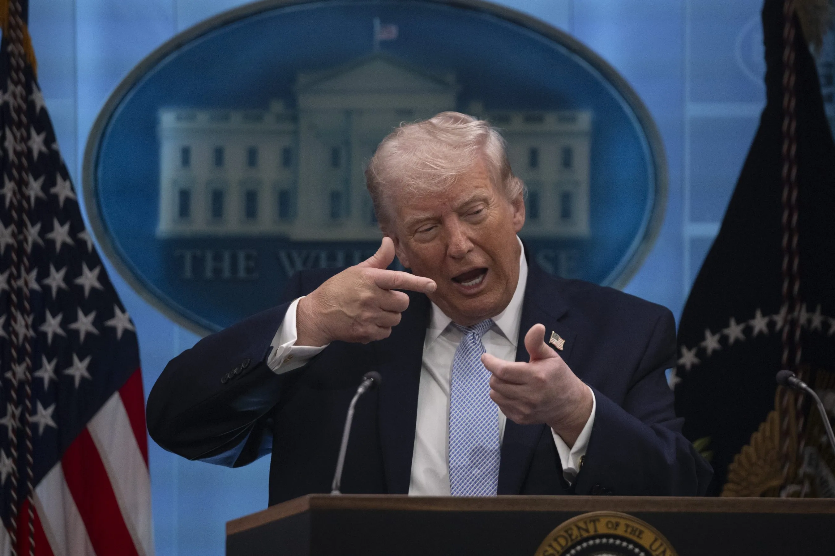 Trump ameaça ‘explodir o Irã inteiro’: ‘É melhor se comportarem’