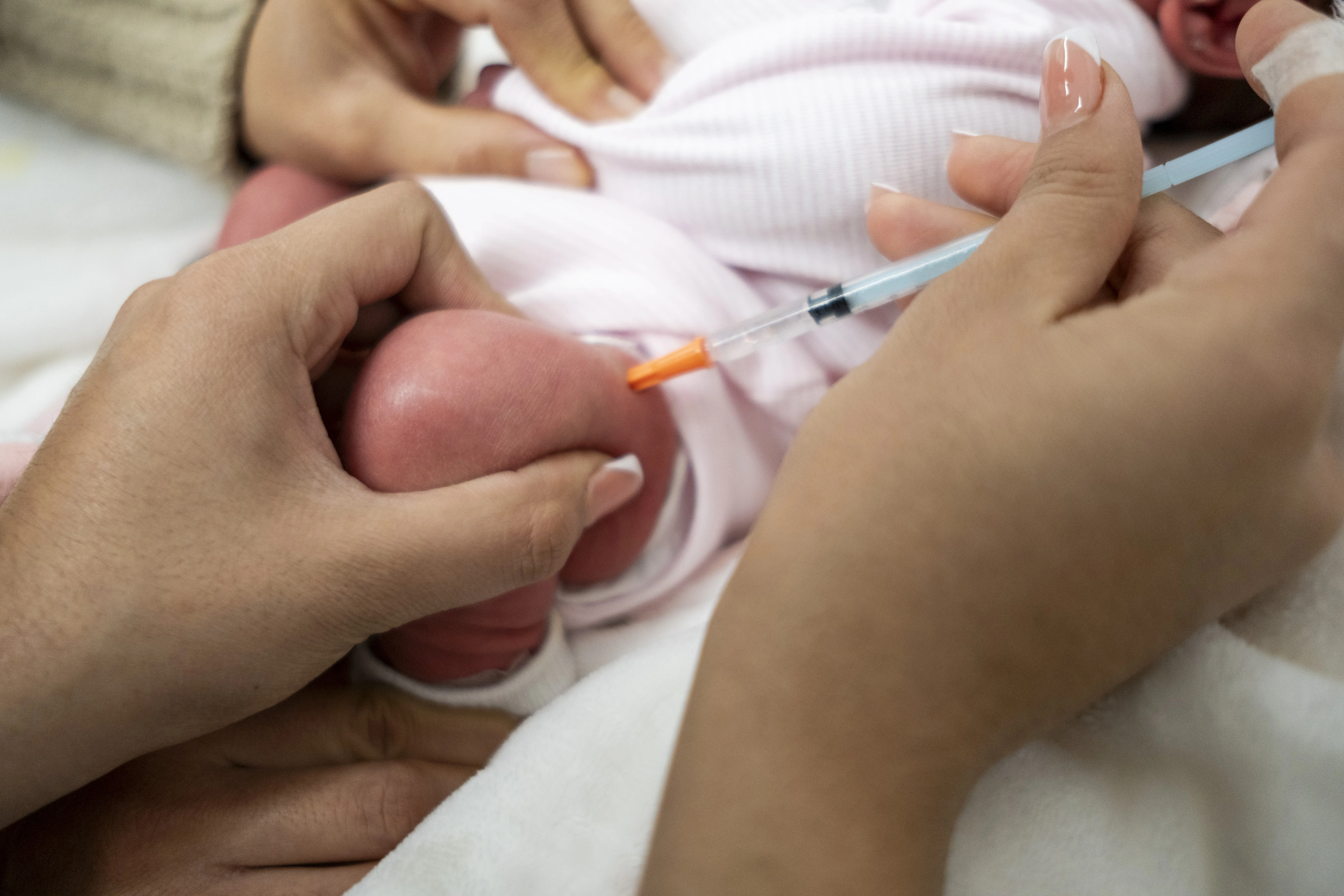 Anvisa autoriza ampliação de uso de vacina contra meningite para bebês a partir de 6 semanas