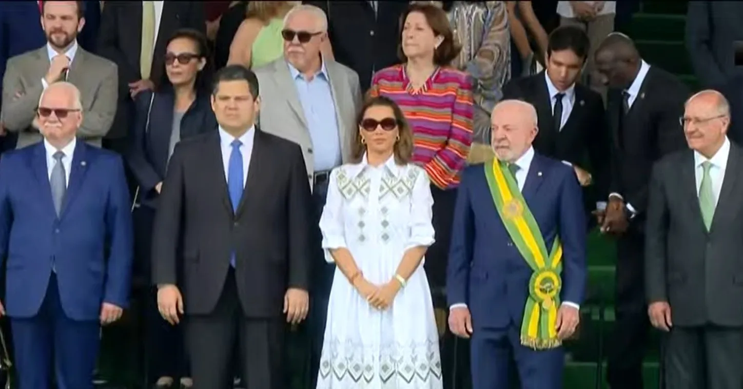 Desfile em Brasília tem Lula, Fachin, Alcolumbre e Hugo Motta no palanque