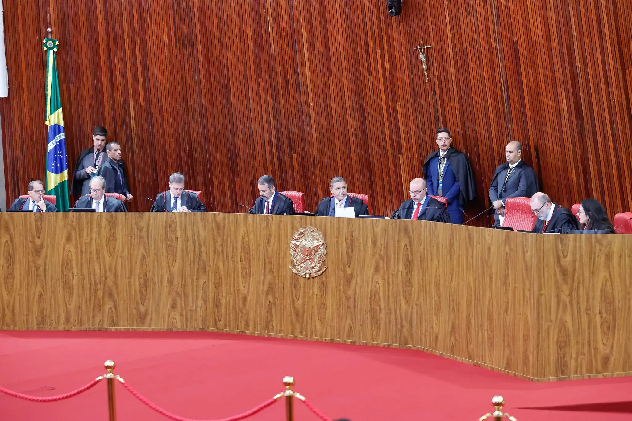 Disputa entre Lula e Flávio vai continuar no TSE com investigações eleitorais
