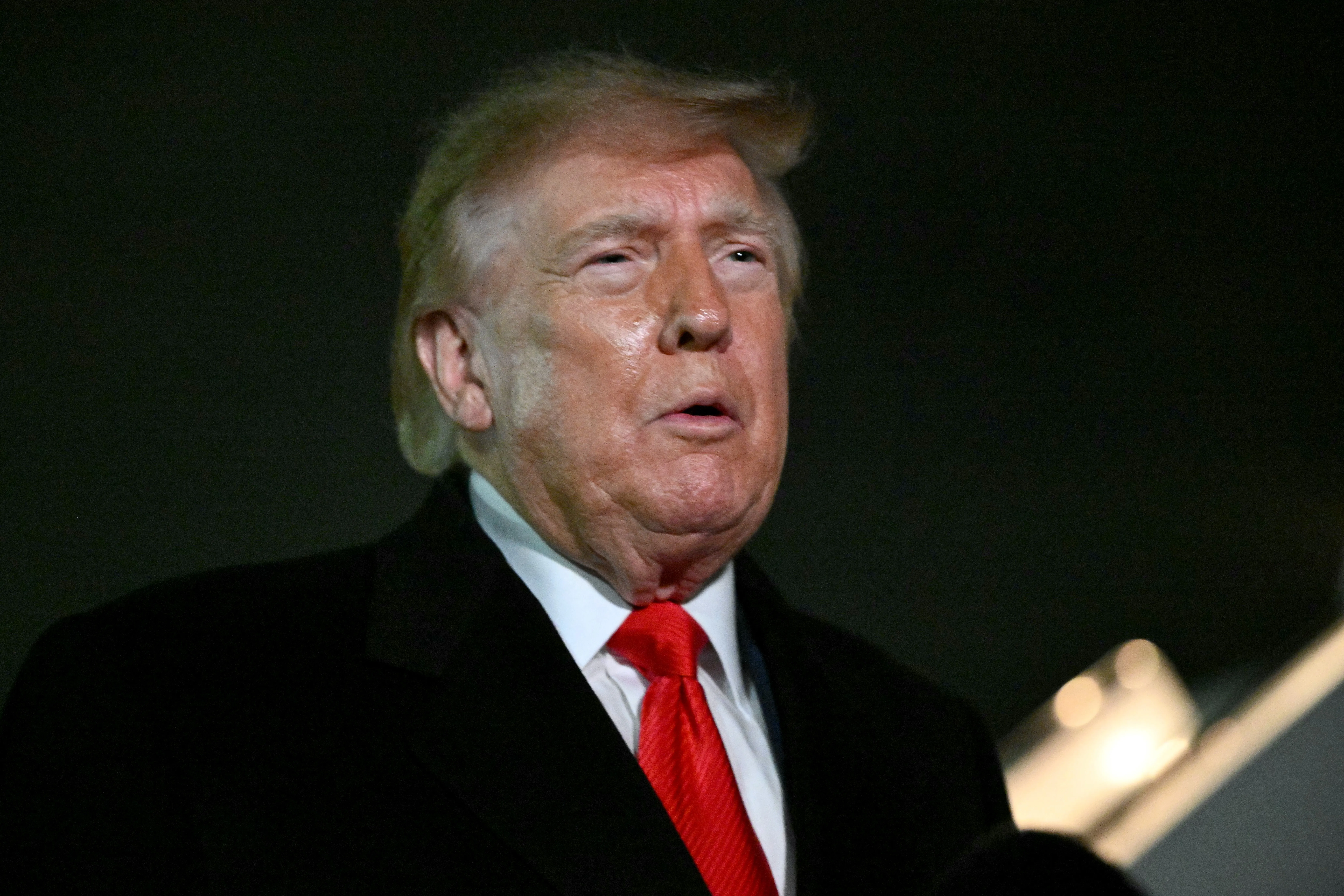 Trump diz que ‘não vai se envolver’ após Flávio Bolsonaro publicar carta de teor golpista