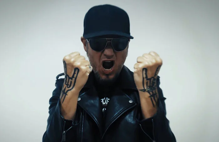 Ripper Owens elege o maior cantor da história: "Boa margem sobre qualquer outro"