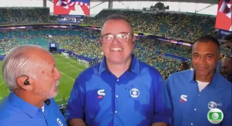 Narrador dá risada de meme após sofrer com calor na transmissão: ‘Suar a camisa’