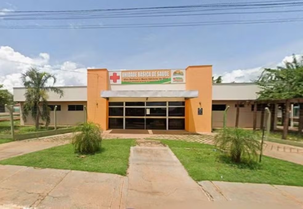 Denúncia aponta que psicóloga estaria morando em posto de saúde e circulando com trajes de banho