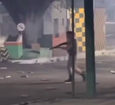 Homem fica ferido durante ação da PM para dispersar guerra de espadas na Bahia