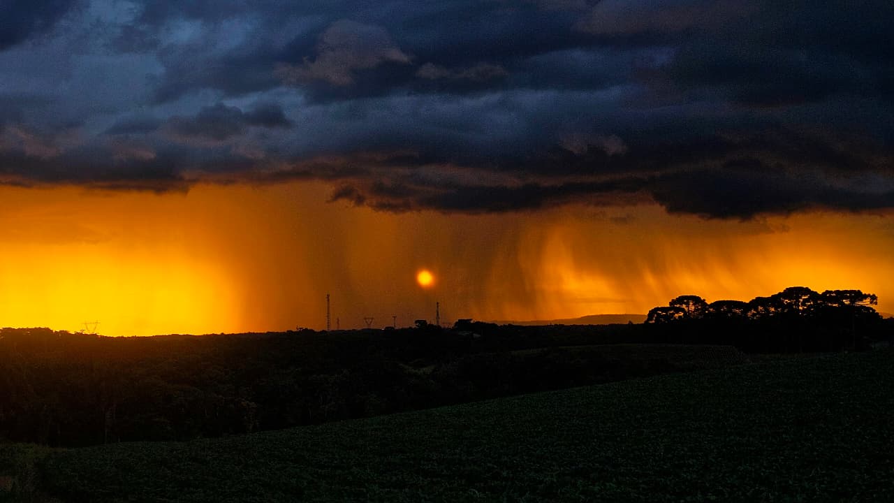 Curitiba se despede dos dias quentes, e Inmet alerta para tempestades no Paraná
