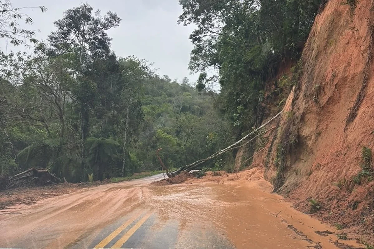 Rodovias do Paraná tem bloqueios por risco de desmoronamento de encostas; veja pontos