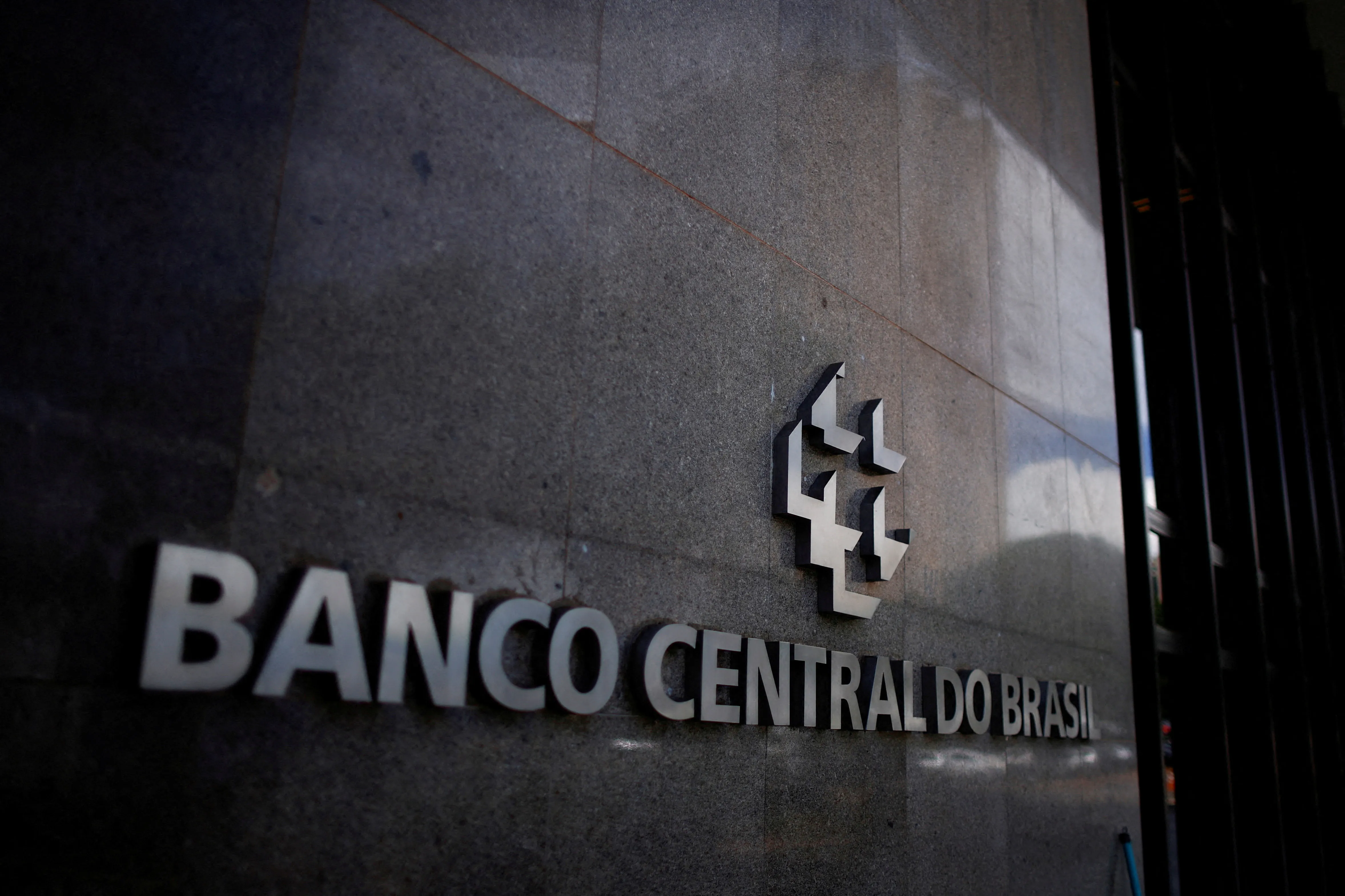 Com Selic a 14%, despesas financeiras das empresas saltam 12% no 2o trimestre e somam R$ 99 bilhões