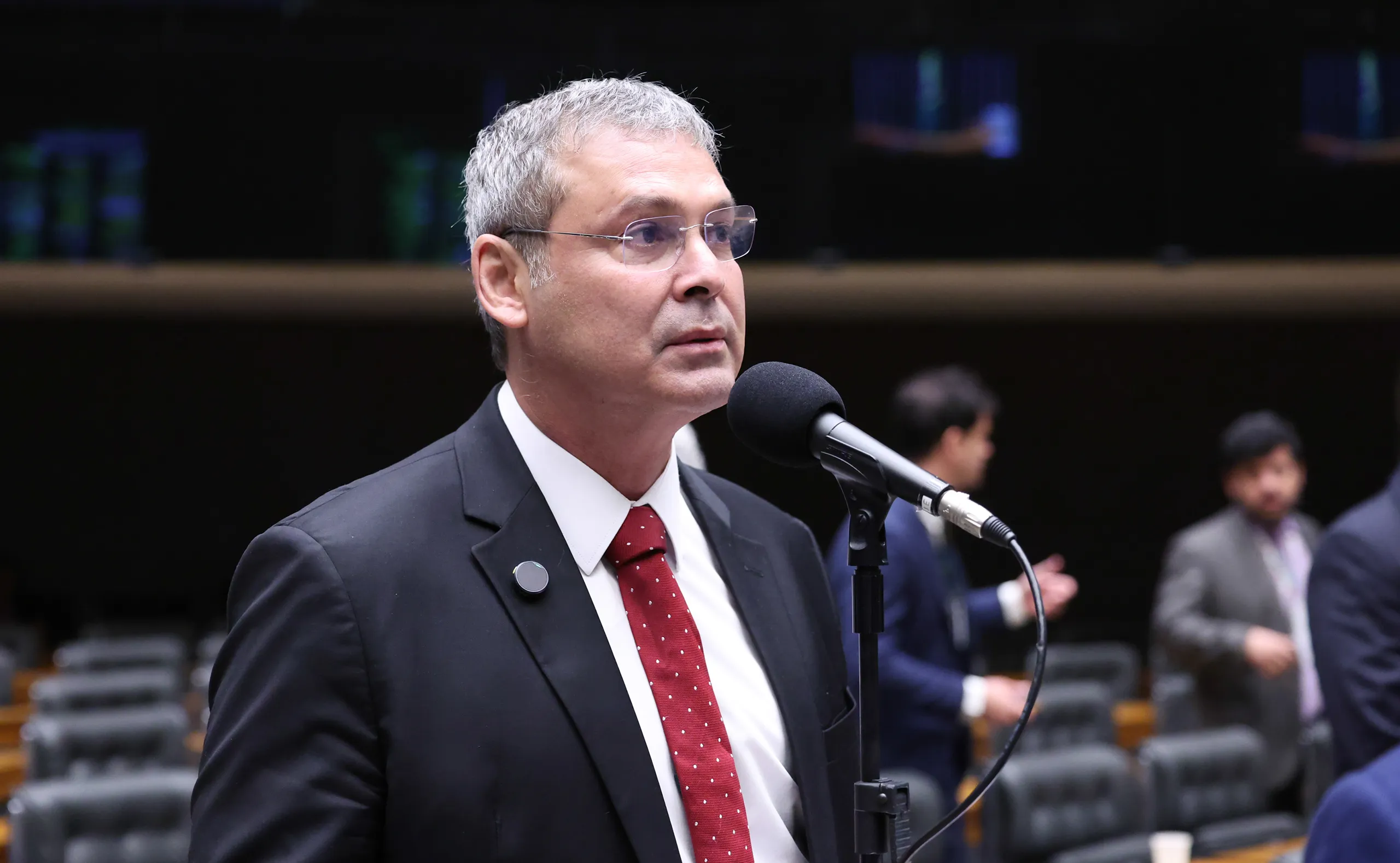 Lindbergh comemora decisão de Zanin sobre celular de Vorcaro: “revés para Mendonça”