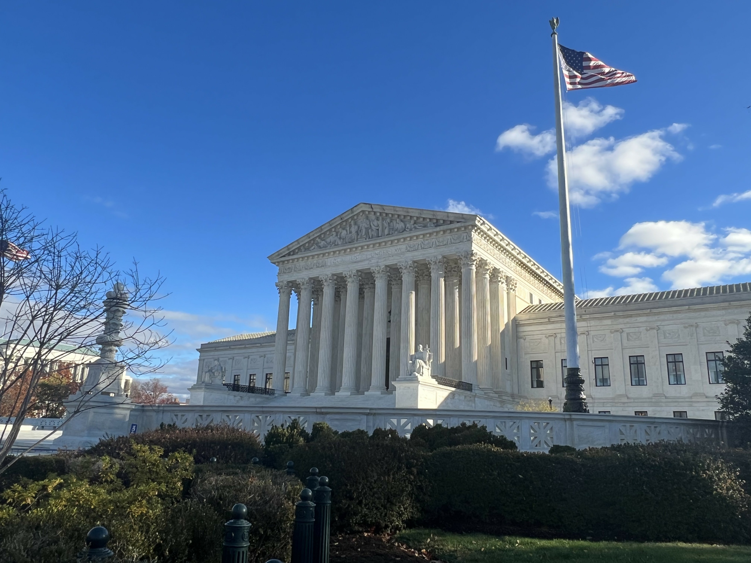 Suprema Corte invalida decreto de Trump e mantém direito à cidadania automática por nascimento