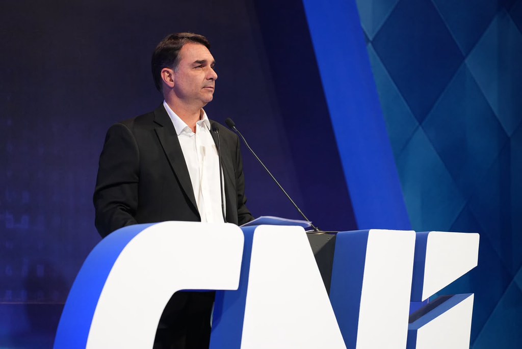 Inquérito contra Flávio Bolsonaro por calúnia a Lula expõe choque de normas penais