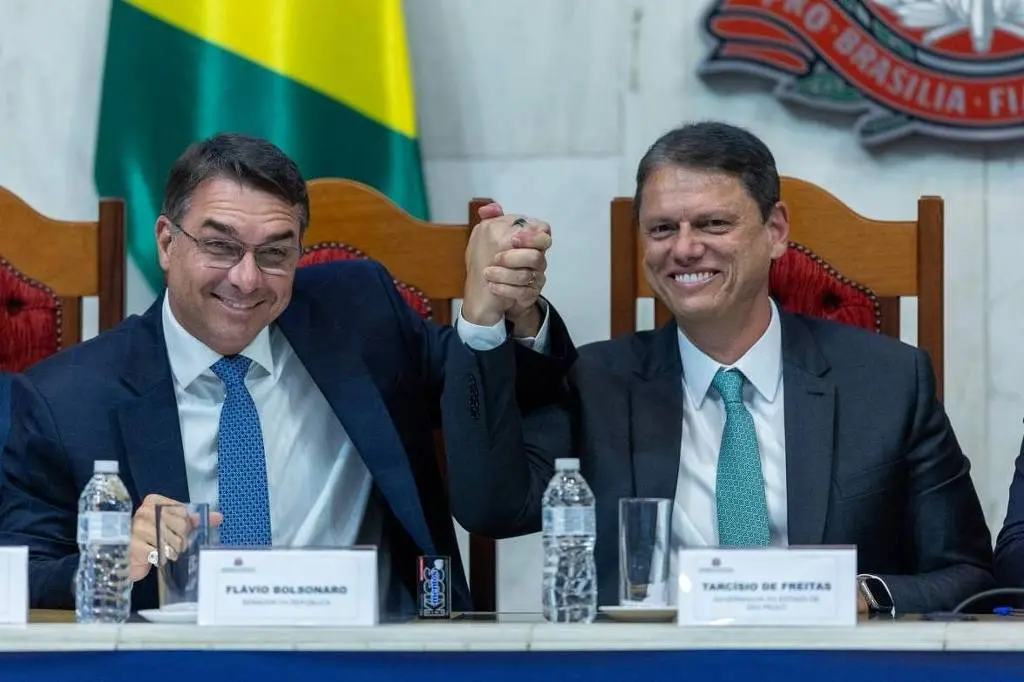Tarcísio não se compromete na briga de Michelle com os enteados: “Questão de família”
