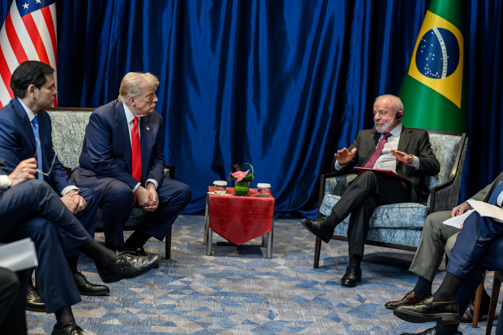 “O Brasil não será colônia”: PT reage a tarifaço e chama Flávio Bolsonaro de “traidor”