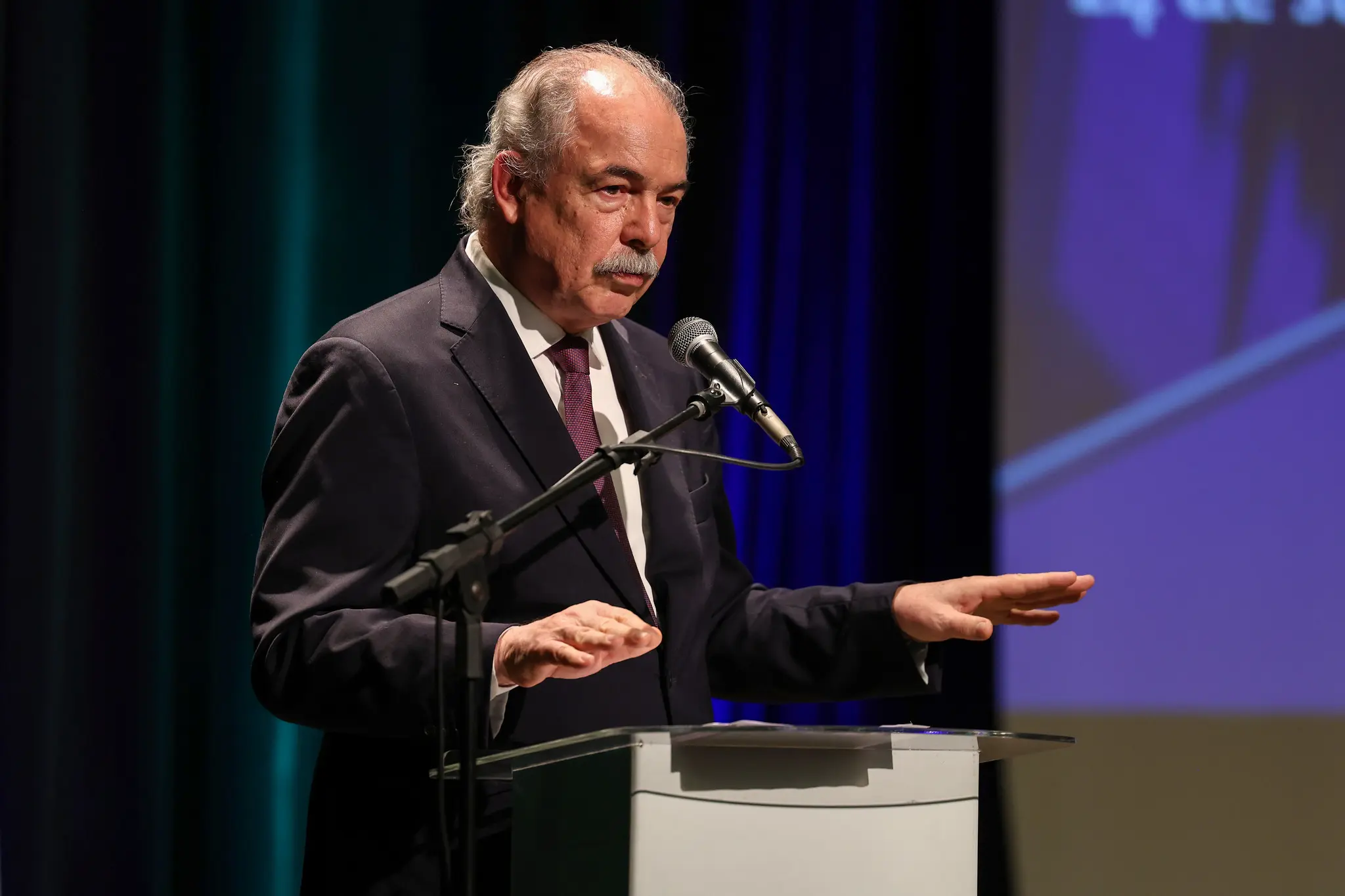 Mercadante rebate Flávio Bolsonaro e defende etanol como ativo estratégico do Brasil